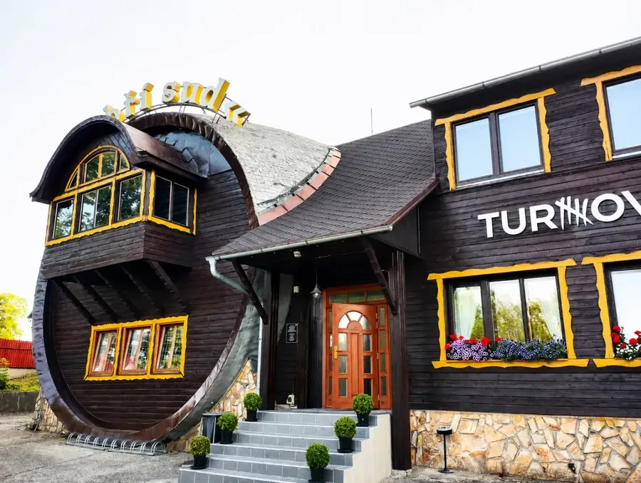 Dřevěná výletní restaurace Obří sud u Lázní Libverda